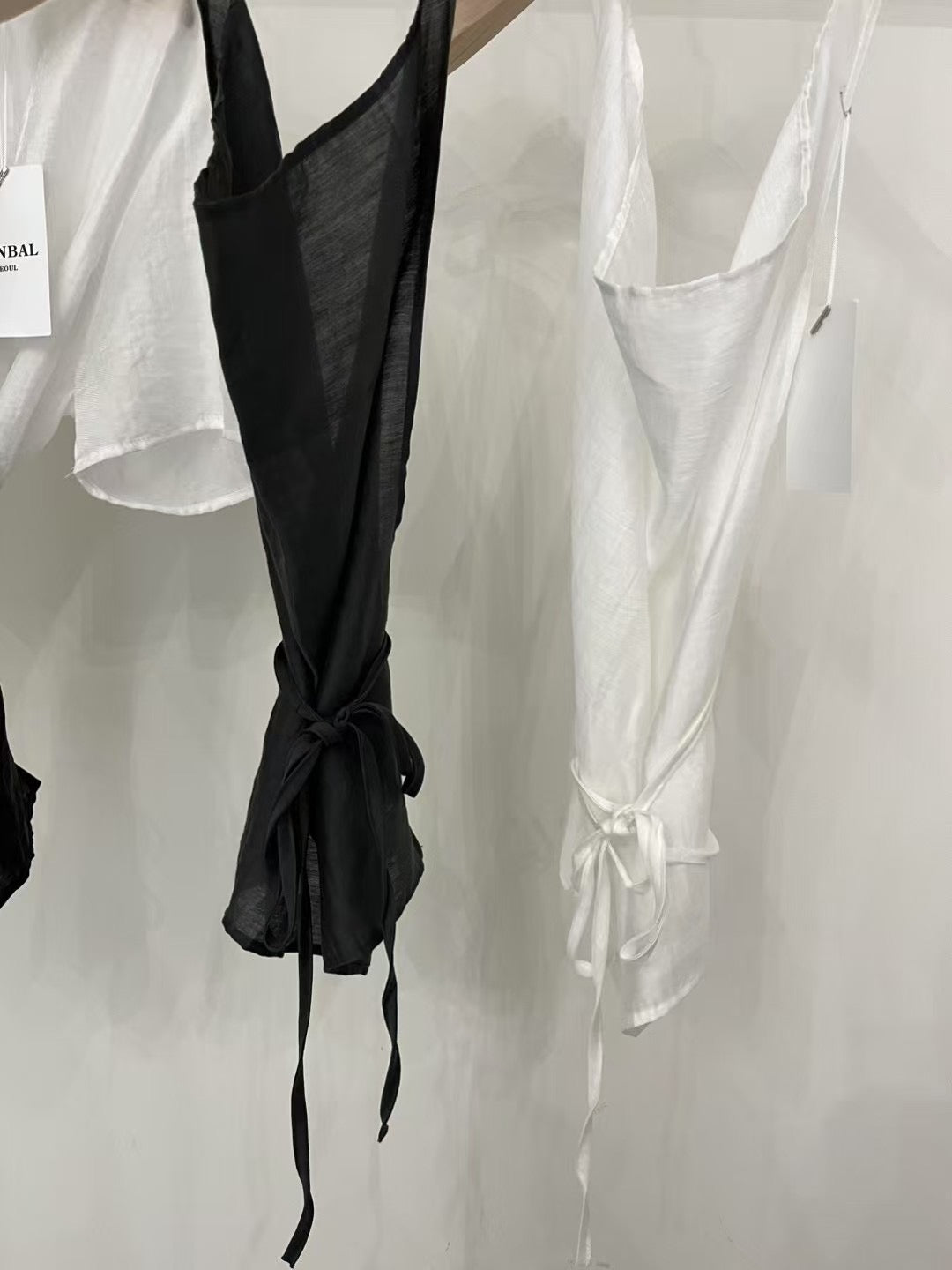 掛脖造型薄款短袖真兩件套裝(上衣)