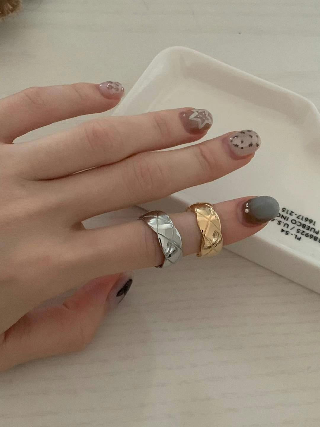 小香風寬版菱格紋開口戒