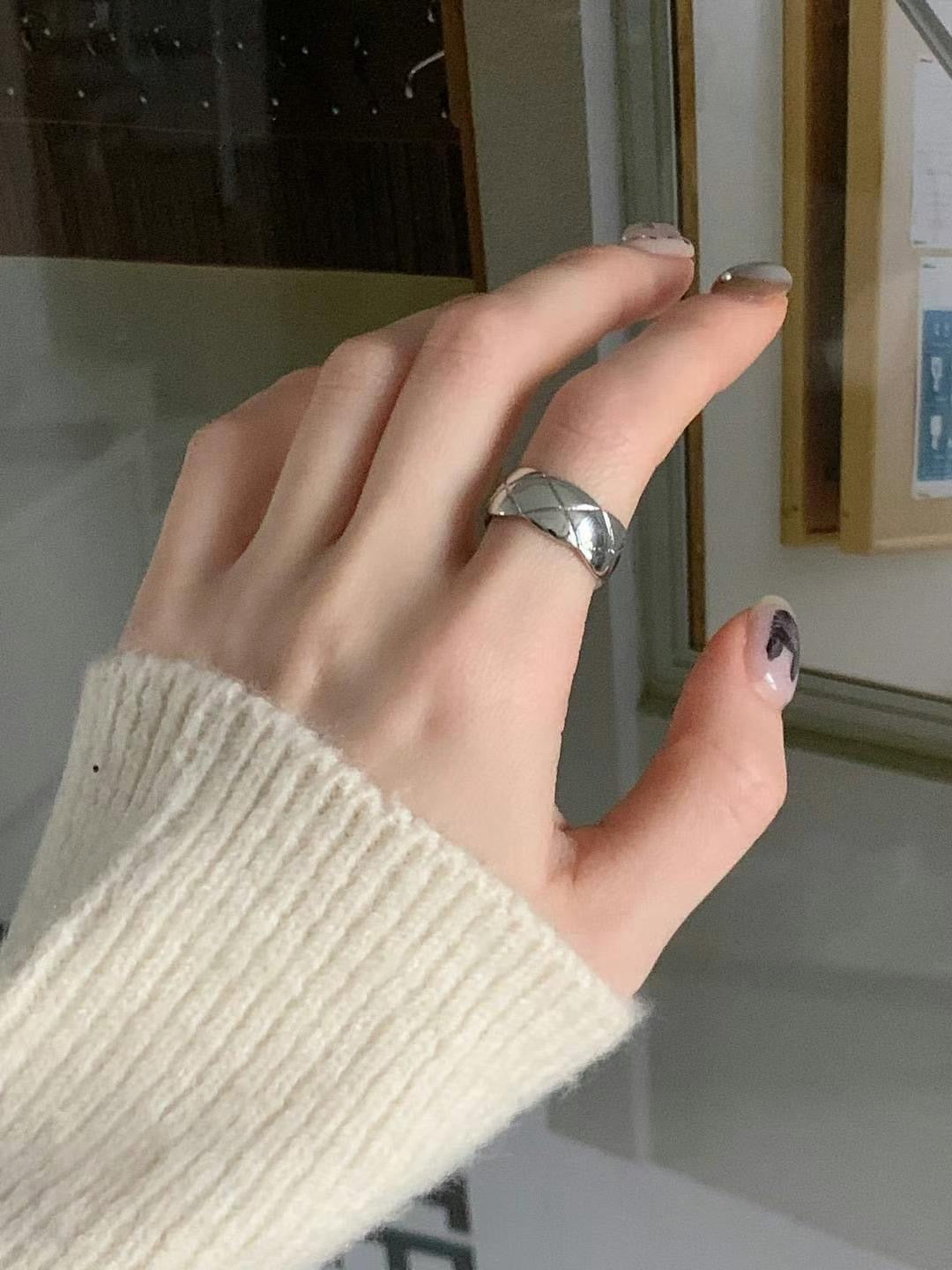 小香風寬版菱格紋開口戒