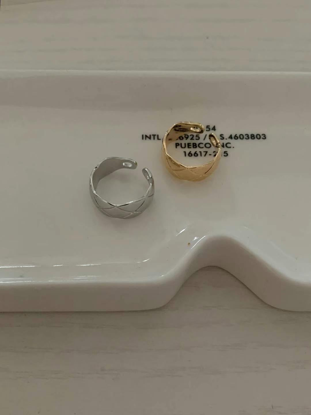 小香風寬版菱格紋開口戒