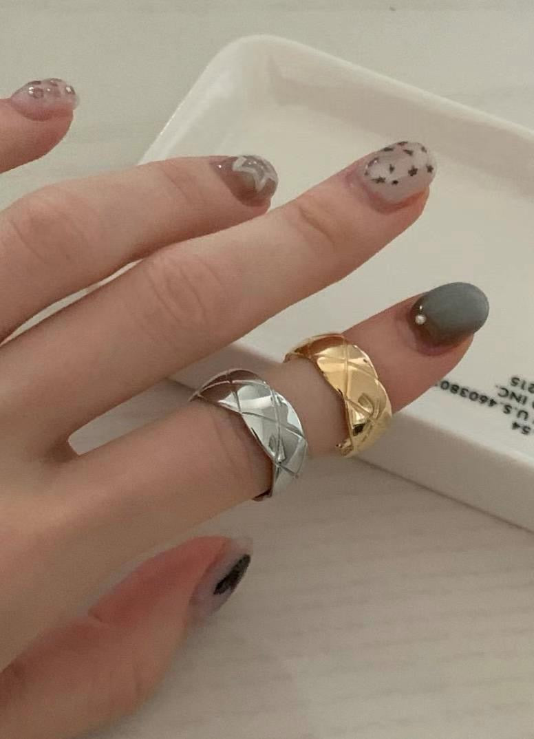 小香風寬版菱格紋開口戒